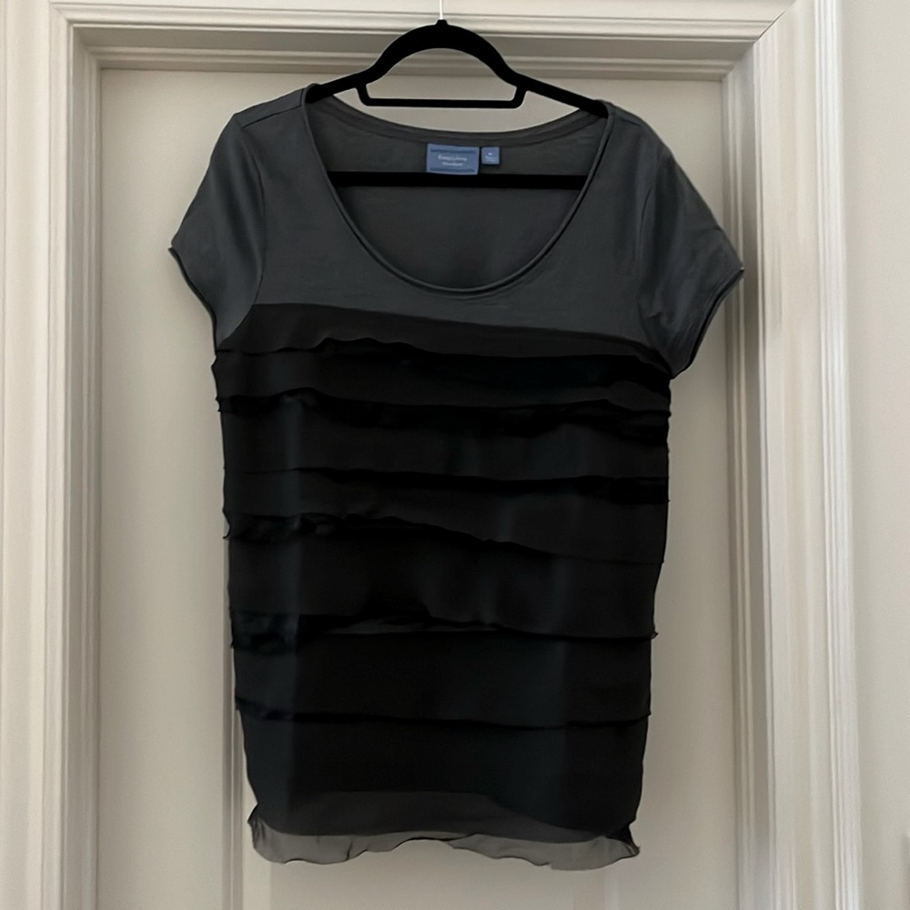 Vera Wang - grey shirt sleeved tshirt with decorative chiffon overlay